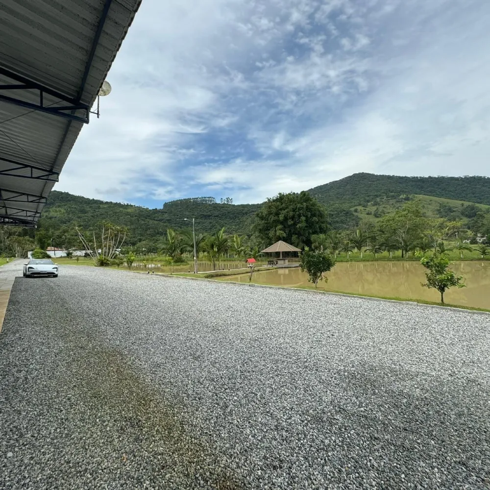 Esse sítio de alto padrão à venda em Camboriú, com estrutura completa e localiza