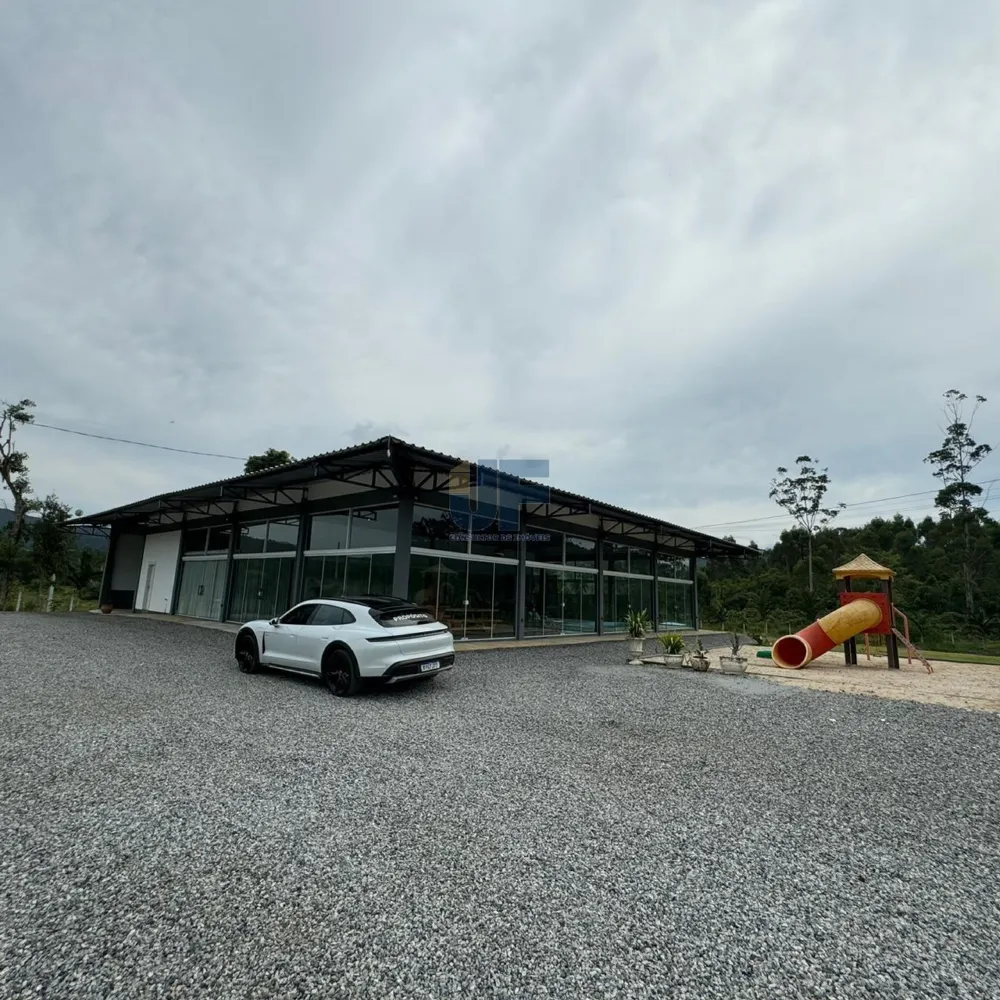 Esse sítio de alto padrão à venda em Camboriú, com estrutura completa e localiza