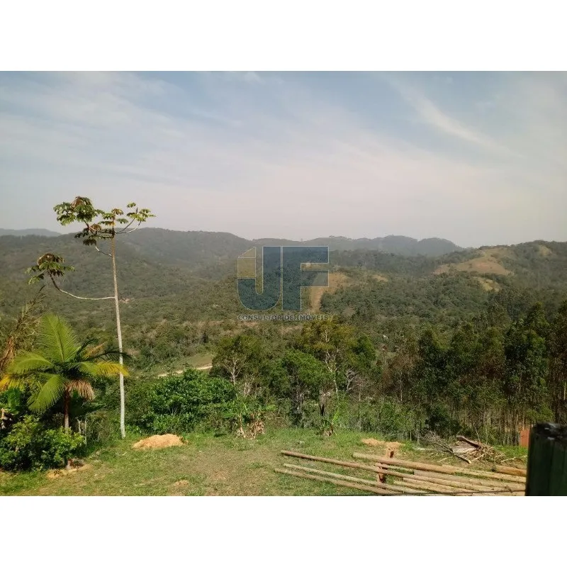 Excelente sitio na vila das Pedras em Camboriú. Possui 8.000 m² de área
