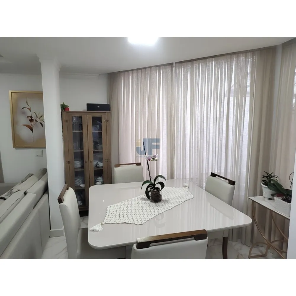 Maravilhoso Sobrado Mobiliado no Centro de Balneário Camboriú Localização privilegiada