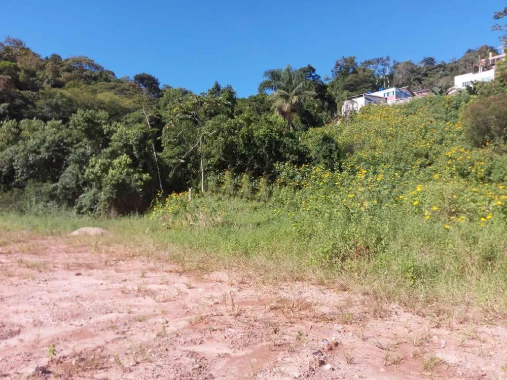 Terreno com imenso potencial comercial e residencial com 1932 m² em Camboriú.