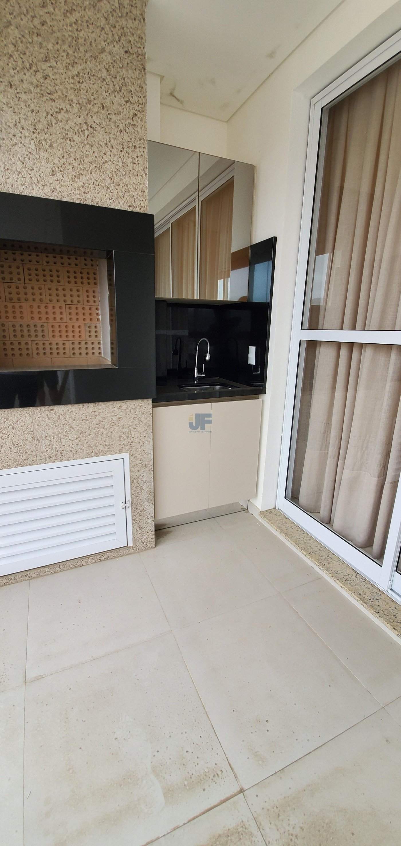 Venha morar no centro de Balneário Piçarras em um incrível apartamento.