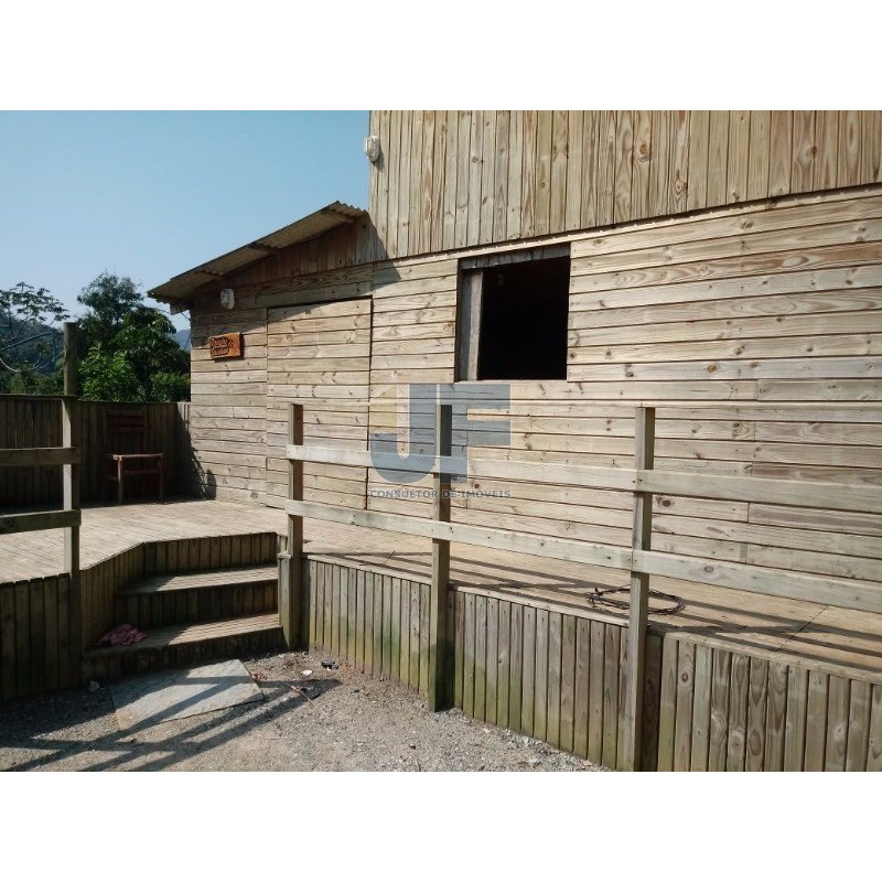 Excelente sitio na vila das Pedras em Camboriú. Possui 8.000 m² de área