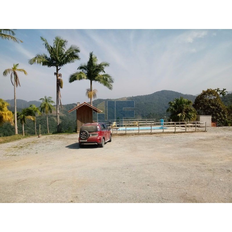 Excelente sitio na vila das Pedras em Camboriú. Possui 8.000 m² de área