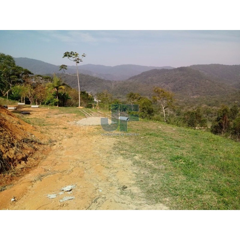 Excelente sitio na vila das Pedras em Camboriú. Possui 8.000 m² de área