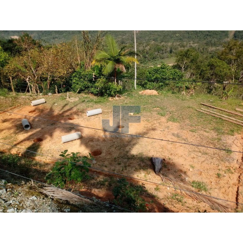 Excelente sitio na vila das Pedras em Camboriú. Possui 8.000 m² de área