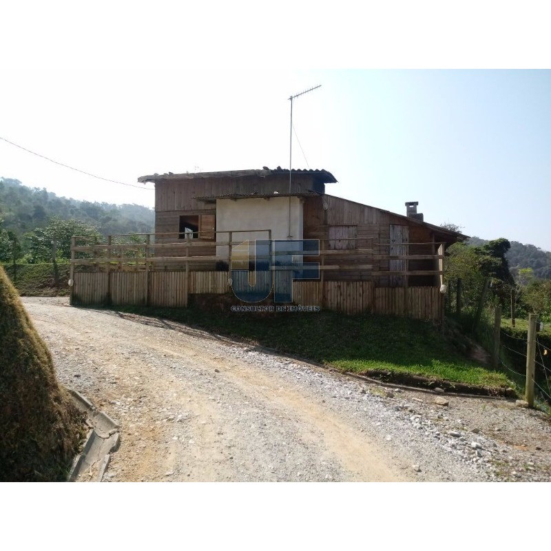 Excelente sitio na vila das Pedras em Camboriú. Possui 8.000 m² de área