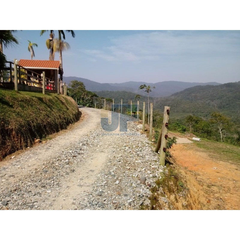 Excelente sitio na vila das Pedras em Camboriú. Possui 8.000 m² de área