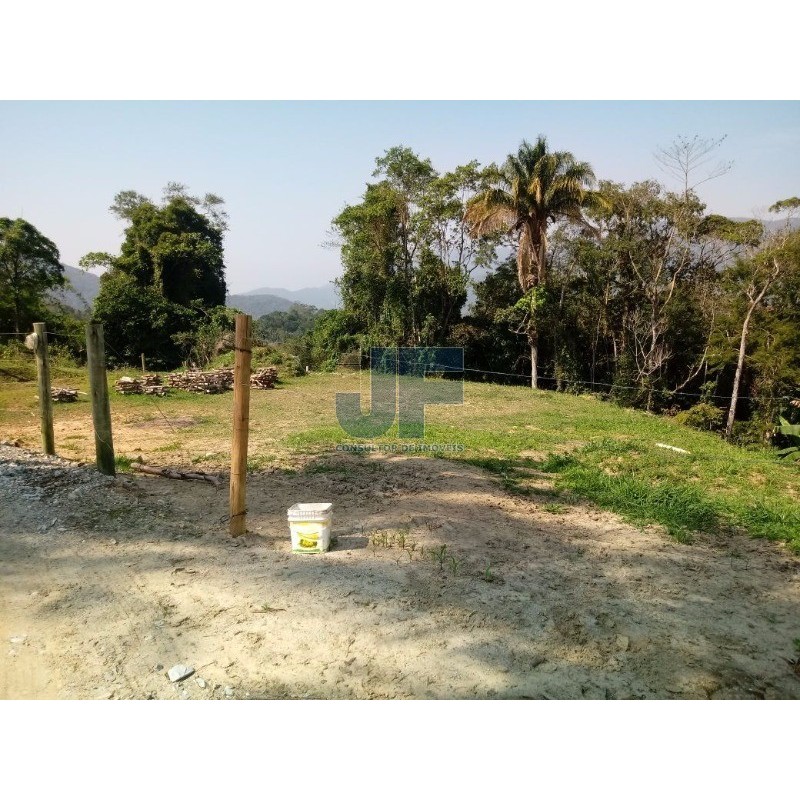 Excelente sitio na vila das Pedras em Camboriú. Possui 8.000 m² de área