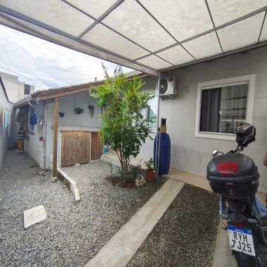 Casa a venda no Bairro Rio Pequeno, com terreno de esquina