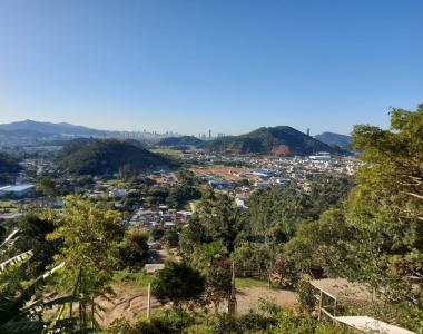 Apresentamos lindo terreno no bairro Rio Pequeno medindo 15 m x 48 m totalizando 720 m² .