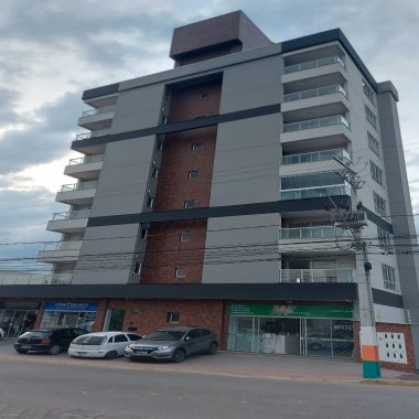 Apartamento com 2 dormitórios sendo uma suíte, sacada com churrasqueira Camboriú